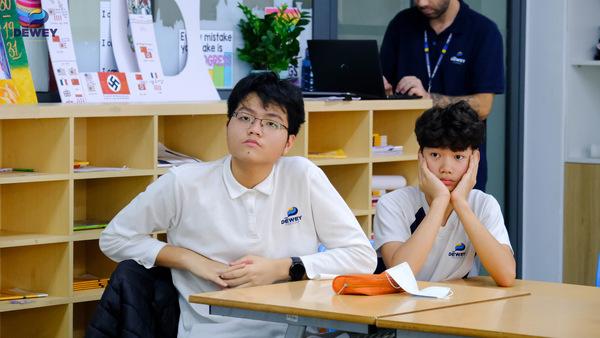 Học sinh làm bài khảo sát nghề nghiệp