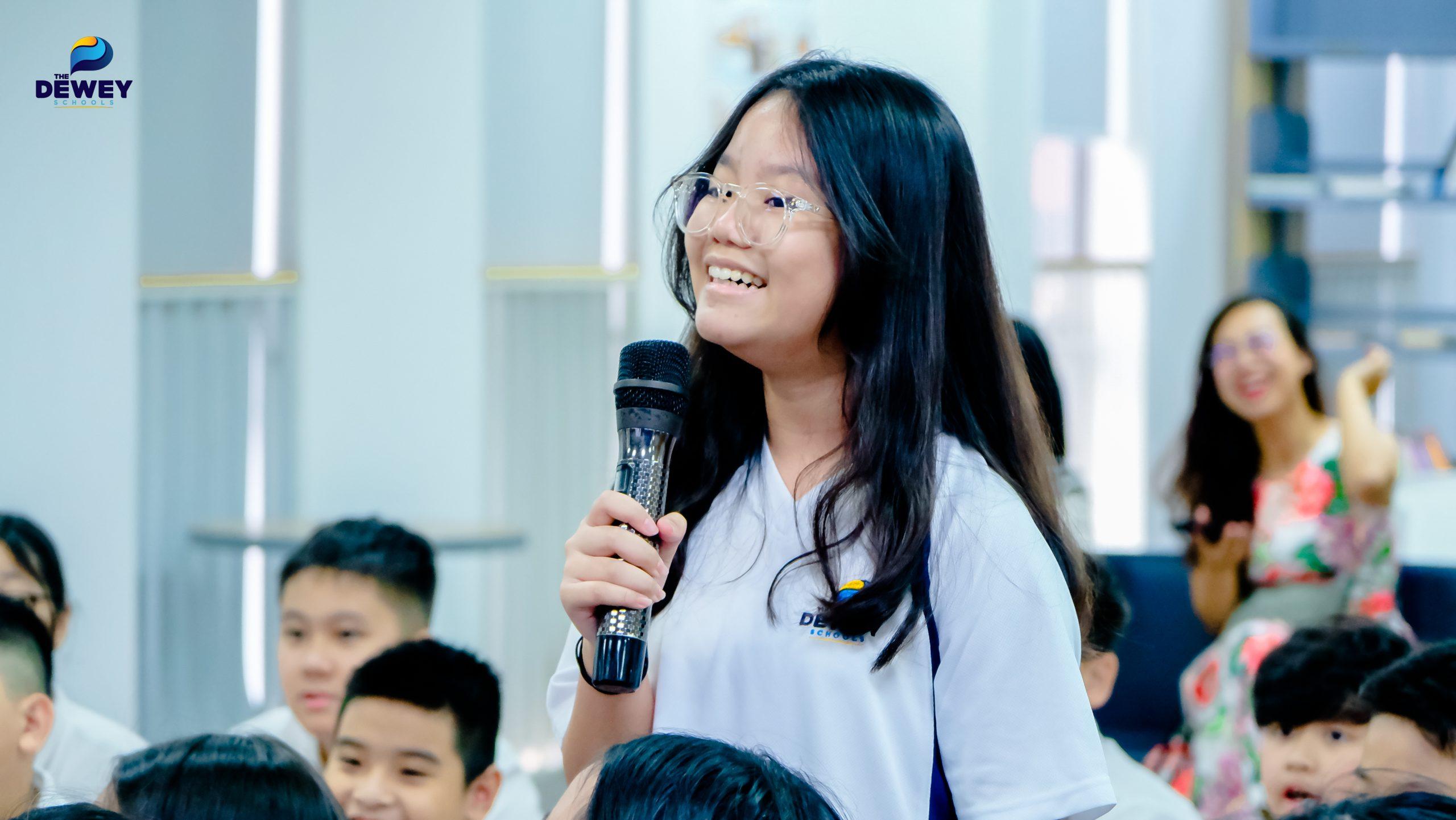 Học sinh làm việc nhóm