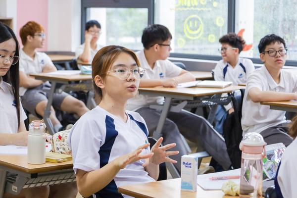 Học sinh làm việc nhóm