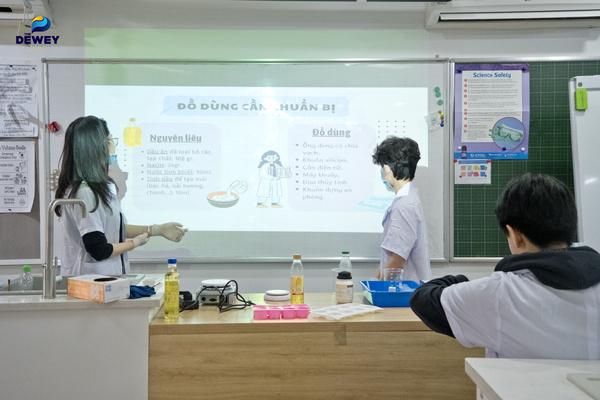 Học sinh quan sát thí nghiệm
