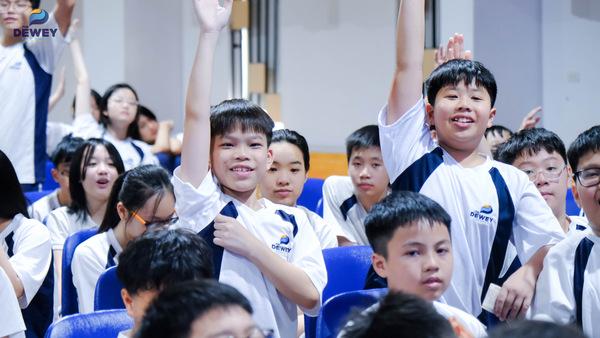 học sinh tham gia hoạt động tập thể