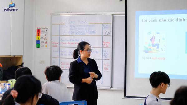 Học sinh tham gia trò chơi ghép nối nghề nghiệp