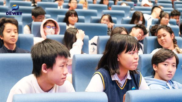 Học sinh thảo luận về tác hại của thuốc lá điện tử