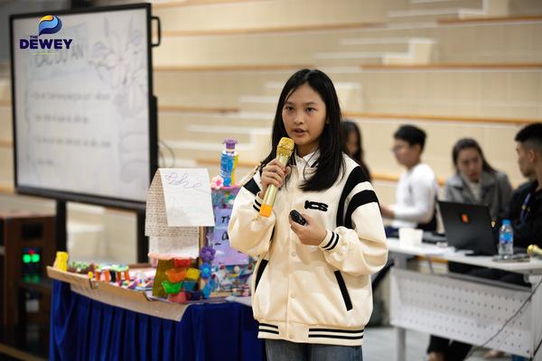 Học sinh The Dewey Schools đặt câu hỏi