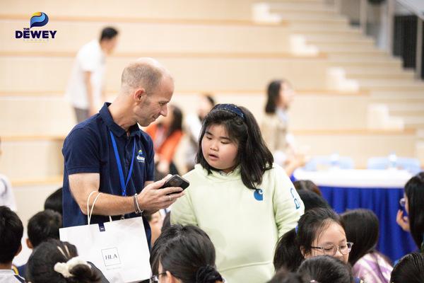 Học sinh The Dewey Schools đặt câu hỏi cho Ban Giám hiệu