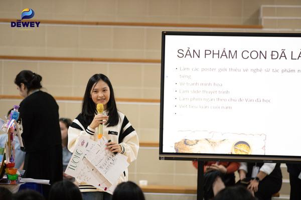 Học sinh The Dewey Schools phát biểu