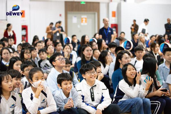 Học sinh The Dewey Schools tham gia phần hỏi đáp