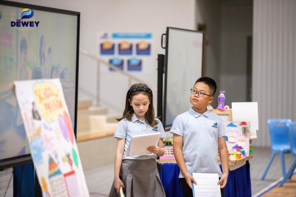 Học sinh The Dewey Schools thuyết trình về trường cấp 2 mơ ước