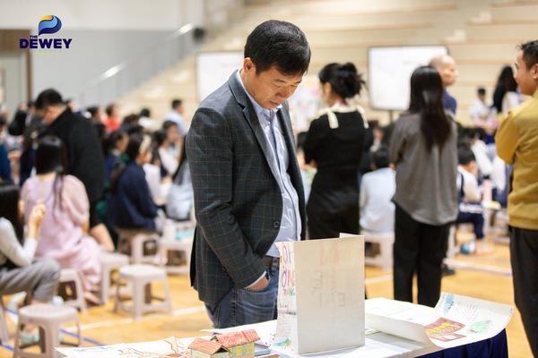 Học sinh The Dewey Schools trình bày ý tưởng độc đáo