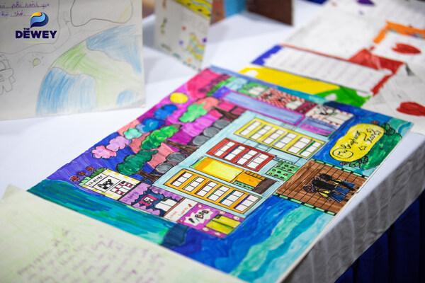 Học sinh The Dewey Schools vẽ tranh về trường học