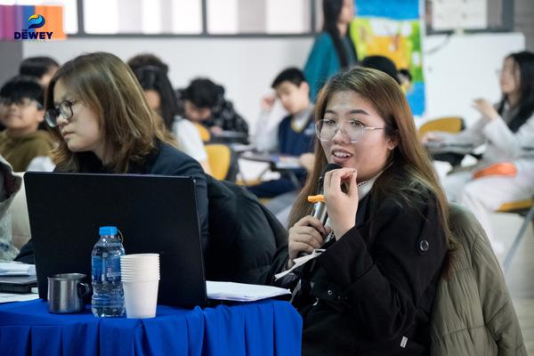 Học sinh thuyết trình dự án