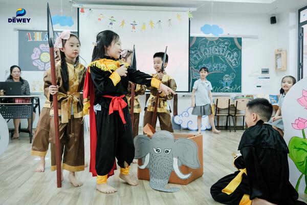 Học sinh tiểu học diễn kịch