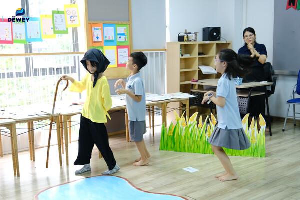 Học sinh tiểu học đóng kịch Cóc kiện trời
