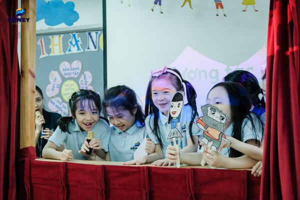 Học sinh tiểu học đóng kịch