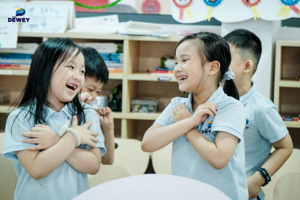 Học sinh tiểu học tham gia hoạt động ngoại khóa