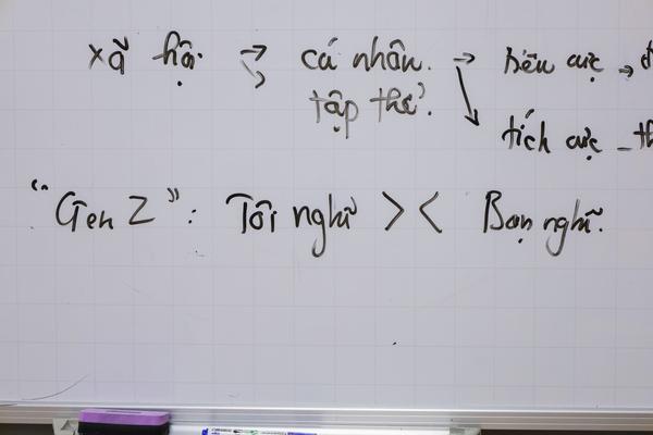 Học sinh trao đổi ý kiến