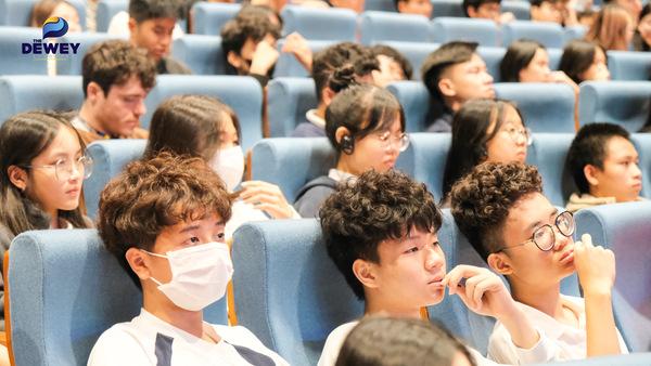 Học sinh trình bày sáng kiến phòng chống thuốc lá