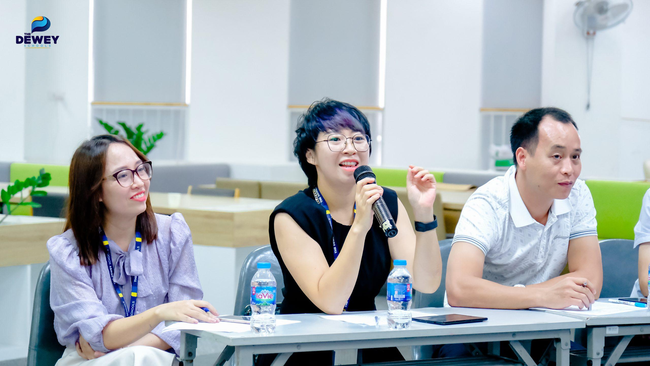 Học sinh trưng bày sản phẩm