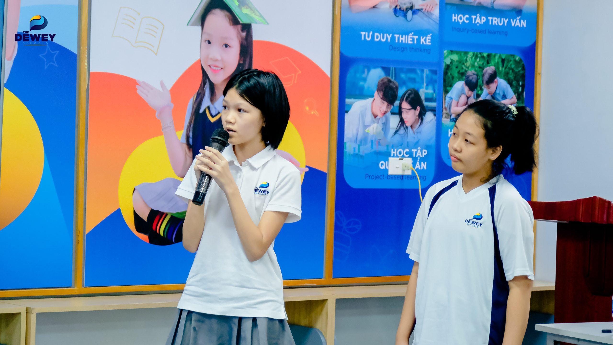 Học sinh trưng bày sản phẩm