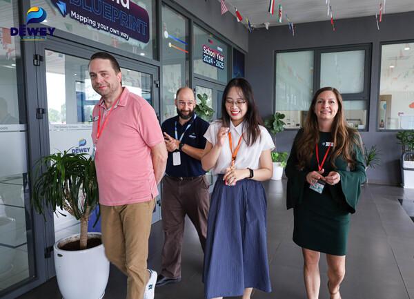 Học sinh tương tác trong lớp học