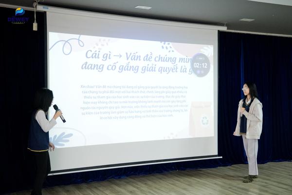 Học sinh tương tác với ban giám khảo