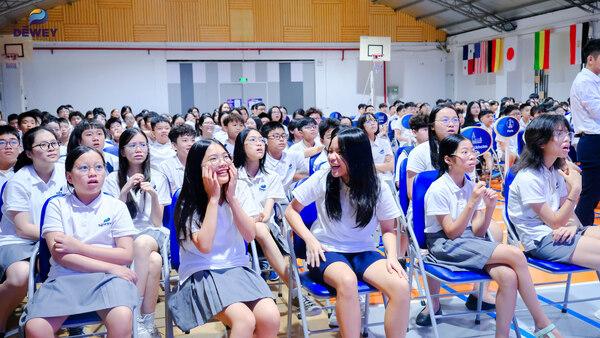học sinh tương tác với chuyên gia