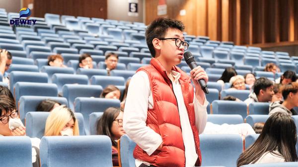 Học sinh tương tác với khách mời