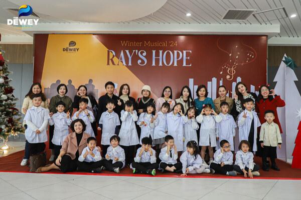 Kết thúc vở diễn Ray's Hope
