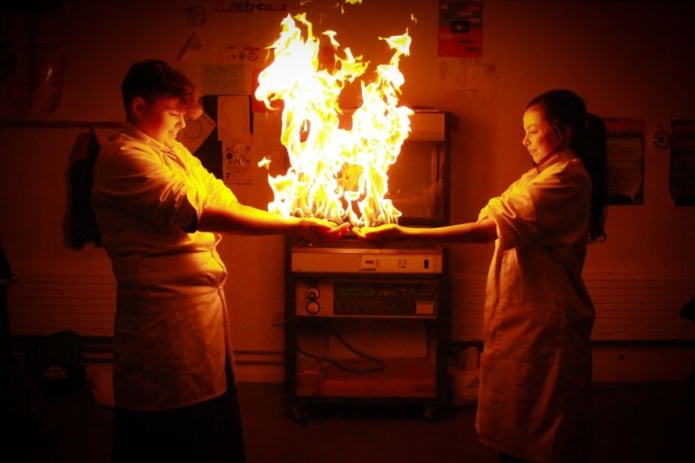 “Get on like a house on fire” nghĩa là gì?