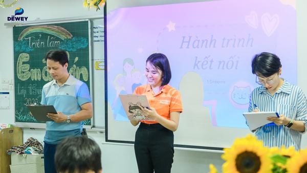 Phụ huynh chơi trò chơi cùng con