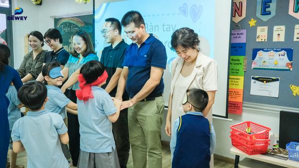Phụ huynh và con cái tham gia trò chơi