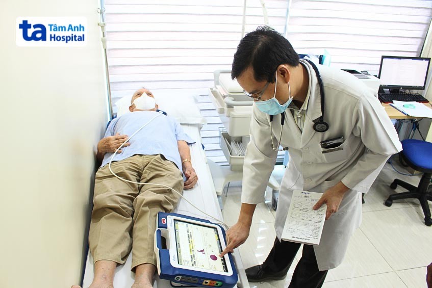 Thường xuyên theo dõi và thăm khám sức khỏe định kỳ cùng bác sĩ tim mạch