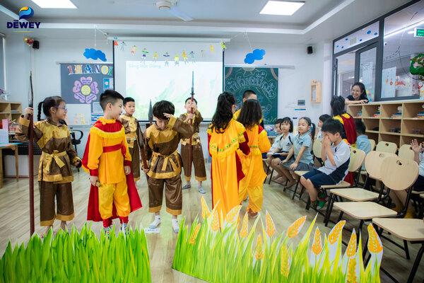 Trẻ em hóa trang biểu diễn