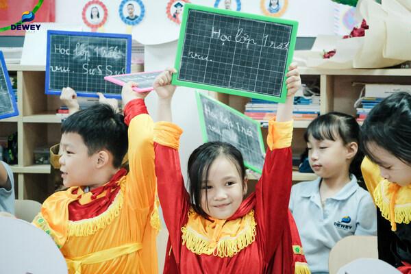 Trẻ em học tập tại trường